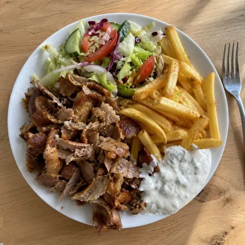 Example photo: Doner plate with fries, salad and tzatziki